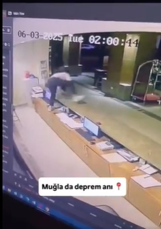 Một nhân viên khách sạn ở Mugla được nhìn thấy nhảy qua bàn làm việc thoát thân khi trận động đất xảy ra. (Ảnh: Daily Mail)