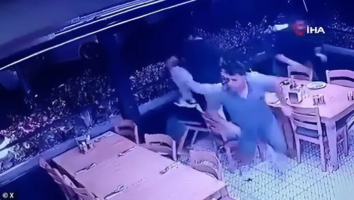 Khoảnh khắc mọi người bỏ chạy ra đường vì cơn địa chấn. (Ảnh: Daily Mail)
