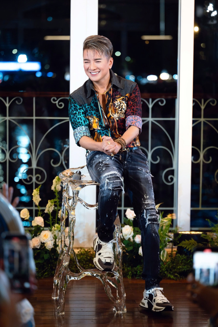 Showbiz 24h: Đàm Vĩnh Hưng mong muốn bán biệt thự, để chuyển nhà đến gần trường của con trai. Ước tính cơ ngơi của nam ca sĩ hiện có giá trị trăm tỷ đồng. Ảnh: FBNV
