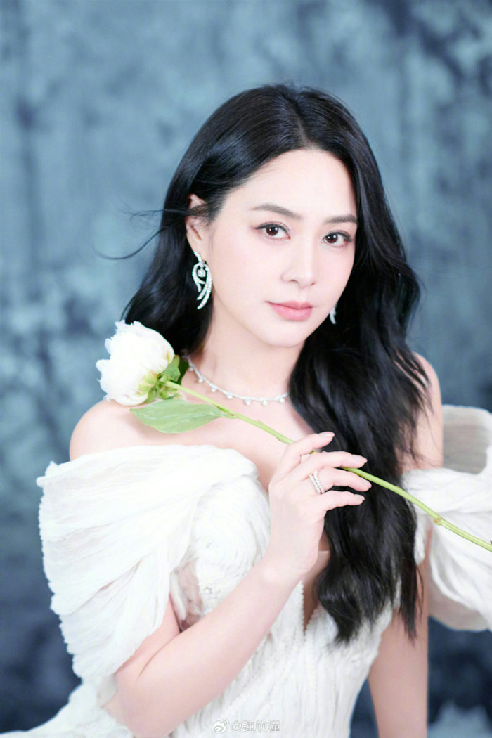 Chung Hân Đồng tái xuất sân khấu, nhan sắc lẫn diện mạo ở tuổi 43 gây bão mạng xã hội Ảnh 4