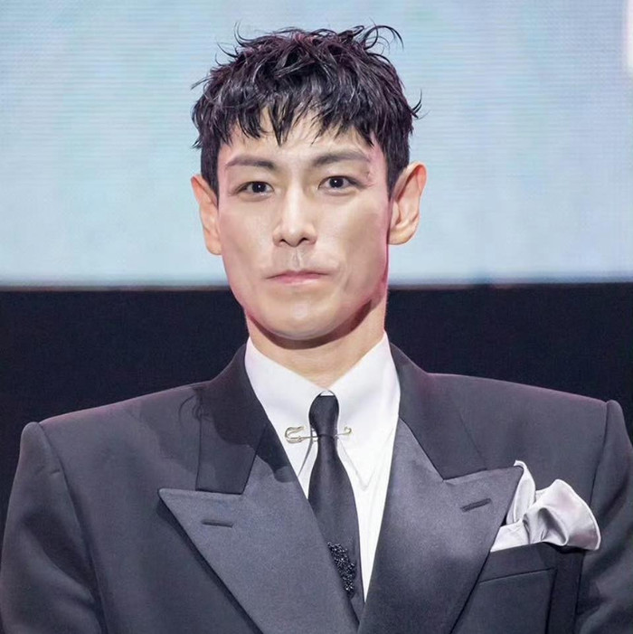 Diện mạo khác lạ của T.O.P trong lần xuất hiện gần đây đang trở thành chủ đề bàn tán của cư dân mạng. Ảnh: Weibo Việt Nam