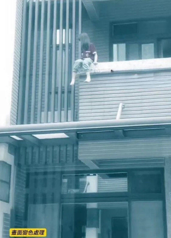 Bố mẹ đi vắng, bé gái leo ra ban công tầng 2 chơi một mình khiến người dân xôn xao Ảnh 1