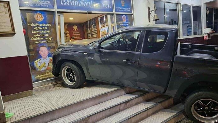 Người đàn ông đạp nhầm chân ga, đâm xe hơi vào đồn cảnh sát Ảnh 2