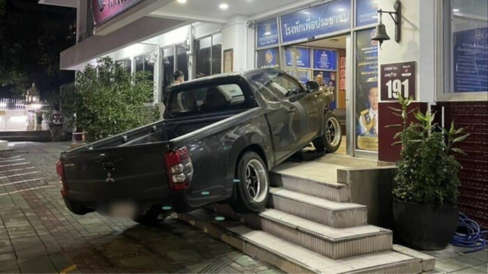 Người đàn ông đạp nhầm chân ga, đâm xe hơi vào đồn cảnh sát Ảnh 1