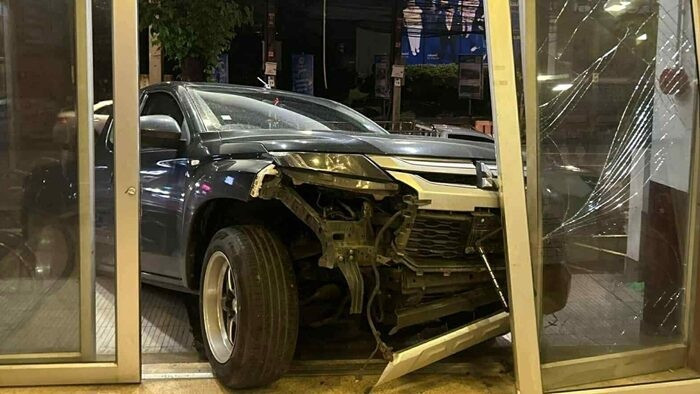 Người đàn ông đạp nhầm chân ga, đâm xe hơi vào đồn cảnh sát Ảnh 3