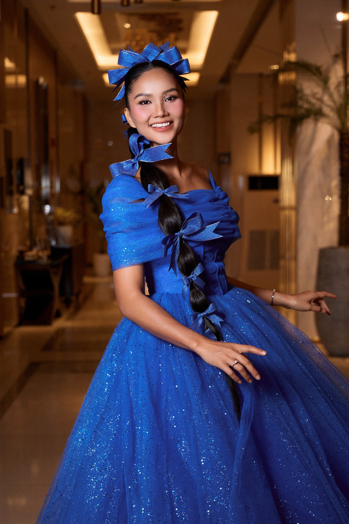 H'Hen Niê lựa chọn váy xoè, có độ ôm vừa phải để giấu dáng khi chưa công bố tin mang thai. Ảnh: FBNV