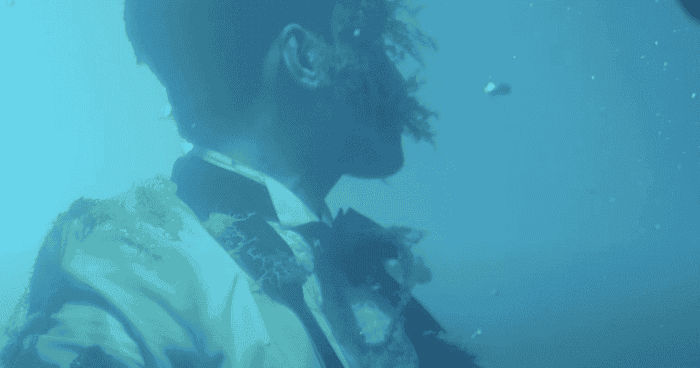 Bản sao dưới đáy hồ giống như những món đồ cũ, để lâu bị đóng rêu phong.