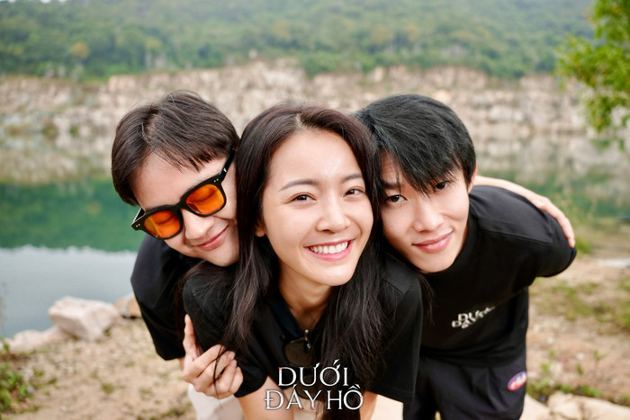 Các diễn viên chính giữa khung cảnh của phim