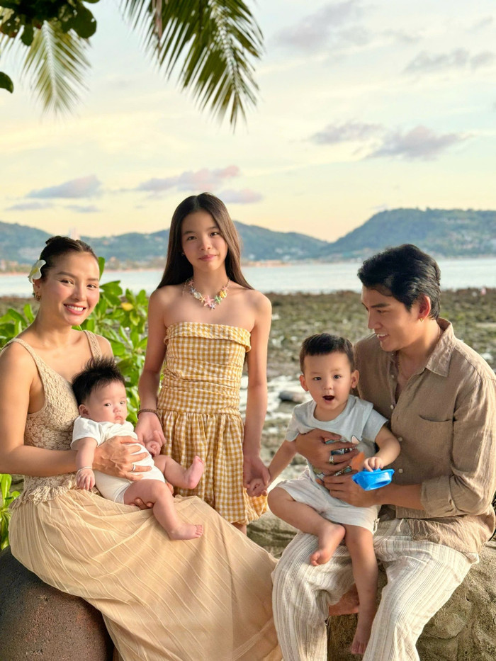Cuộc sống viên mãn của Phương Trinh Jolie và Lý Bình bên cạnh các con. (Ảnh: FBNV)