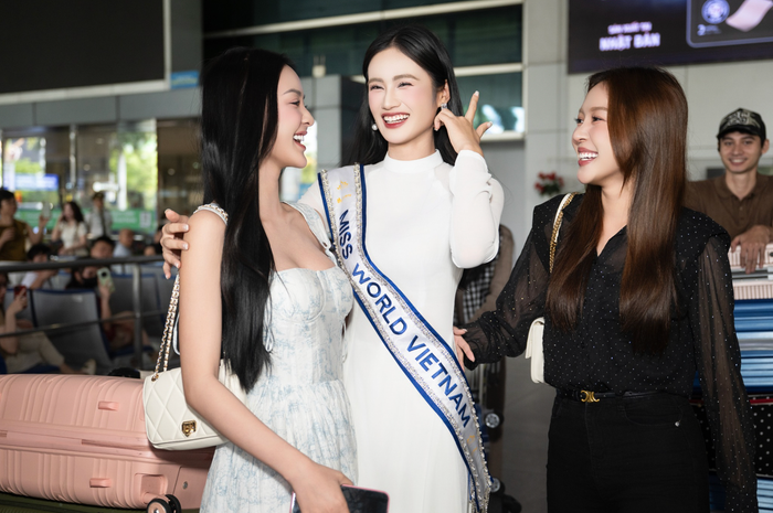 Showbiz 24h: Việc bạn trai liên tục vắng mặt trong các sự kiện quan trọng của Hoa hậu Ý Nhi khiến nhiều nghi ngờ cả hai đang gặp trục trặc về chuyện tình cảm. Ảnh: FBNV