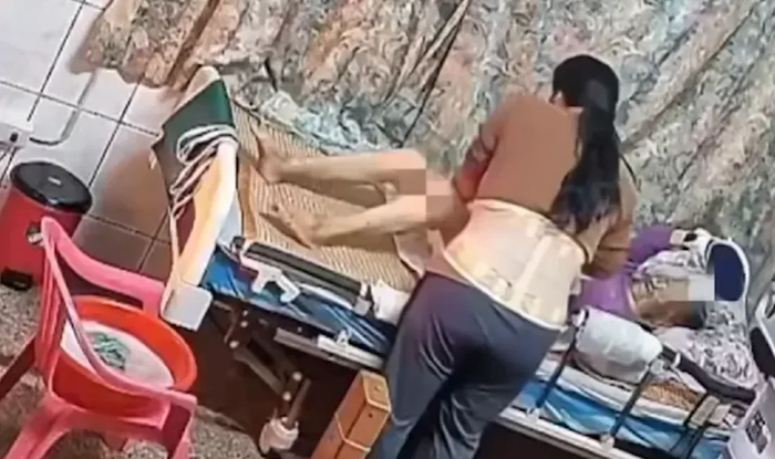 Cụ bà 85 tuổi bầm tím khắp người, gia đình rơi nước mắt khi kiểm tra camera Ảnh 1