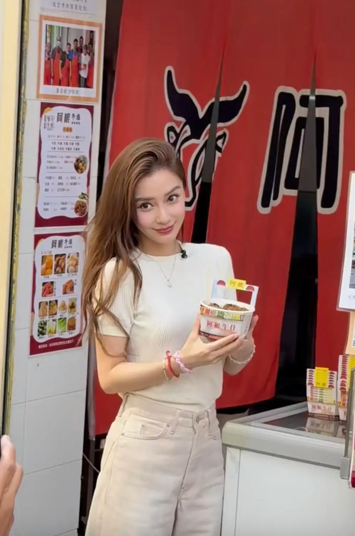 Angelababy quảng cáo đồ ăn ở ngoài đường. Ảnh: Sưu tầm