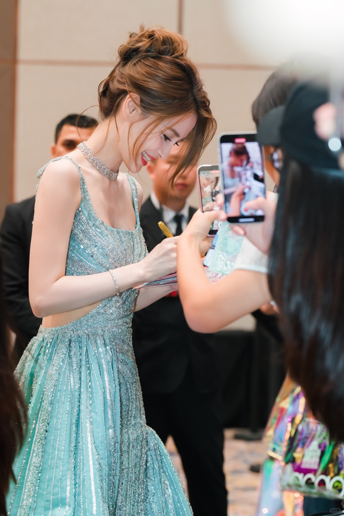 Angelababy thể hiện sự thân thiện với khán giả, khác hẳn so với vẻ lạnh lùng như trước đây. Ảnh: Sưu tầm