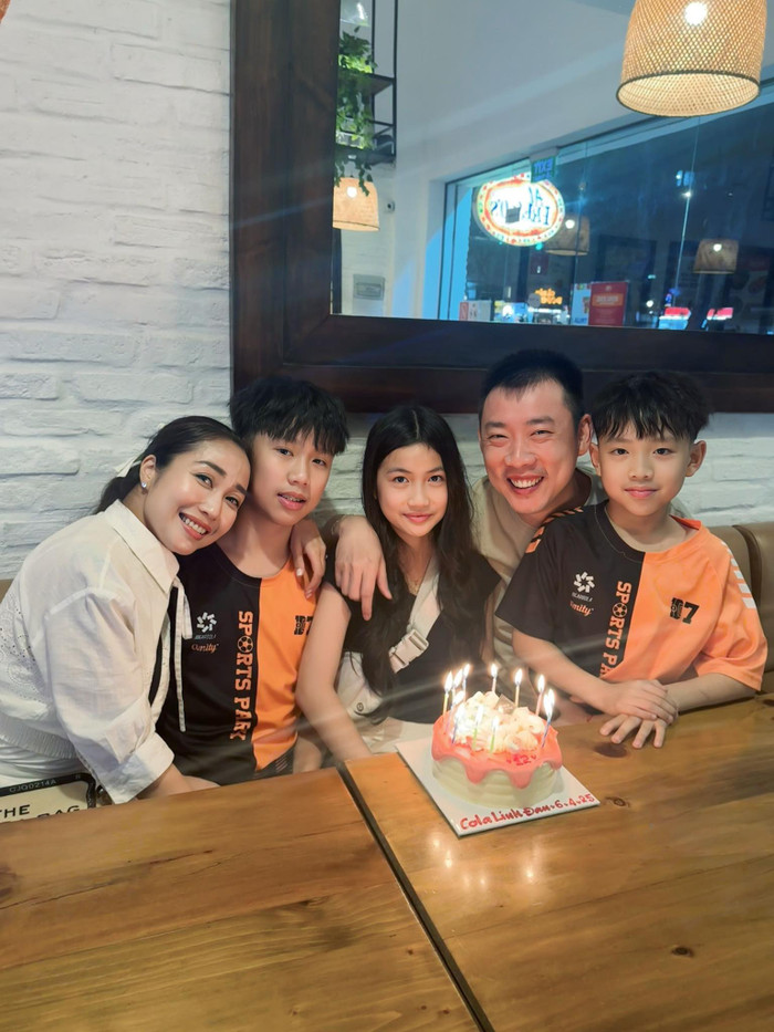 Hình ảnh mới nhất của gia đình nhỏ Ốc Thanh Vân. Ảnh: FBNV