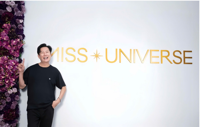 Chủ tịch Miss Grand - Nawat gây sốt toàn cầu khi chụp ảnh cùng logo Miss Universe.