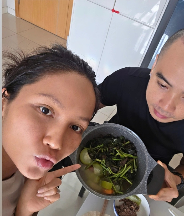 H'Hen Niê khoe món ăn do chồng tự vào bếp nấu cho vợ. (Ảnh FBNV)