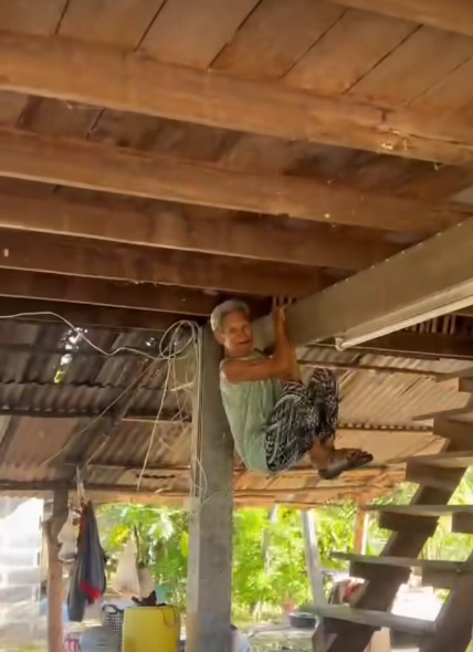 Thấy con rắn xuất hiện, cụ bà 80 tuổi treo người trên dầm nhà để thoát hiểm Ảnh 1