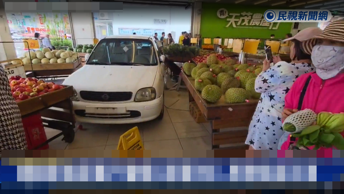 Đạp nhầm chân ga, cụ bà 70 tuổi lái xe hơi tông thẳng vào cửa hàng rau quả Ảnh 2