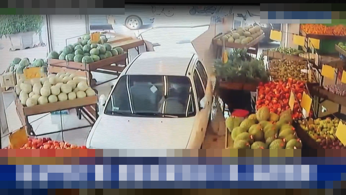 Đạp nhầm chân ga, cụ bà 70 tuổi lái xe hơi tông thẳng vào cửa hàng rau quả Ảnh 3