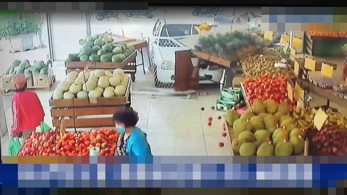 Đạp nhầm chân ga, cụ bà 70 tuổi lái xe hơi tông thẳng vào cửa hàng rau quả Ảnh 1