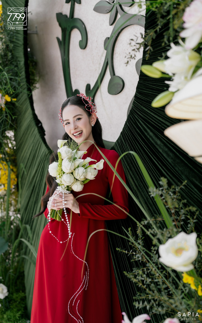 Lễ ăn hỏi của Hương Liên và chồng thiếu gia diễn ra kín đáo, chỉ có gia đình và bạn bè thân thiết góp mặt. (Ảnh: 7799 Wedding Storyteller Hanoi)