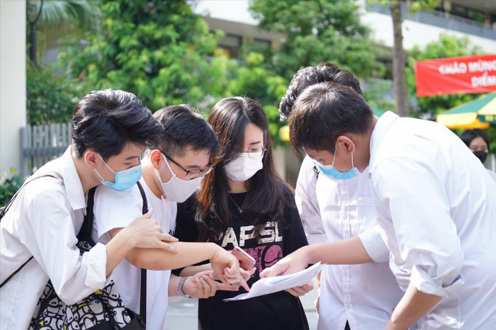 Nhiều thí sinh bị bất ngờ trước thông tin nhiều trường đại học đồng loạt tuyên bố ngừng xét tuyển tổ hợp C00. Ảnh minh hoạ