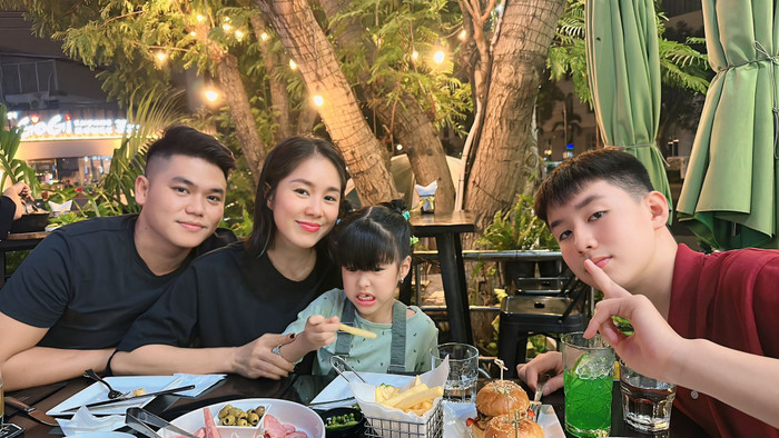 Khung ảnh hạnh phúc của Lê Phương bên Trung Kiên và hai con. (Ảnh: FBNV)