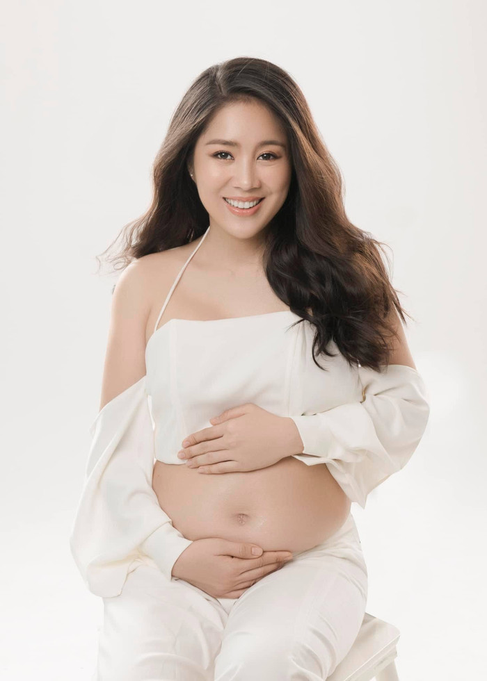 Hình ảnh Lê Phương khoe bụng bầu vượt mặt khiến cư dân mạng bất ngờ. (Ảnh: FBNV)