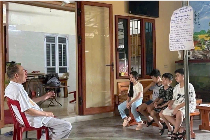Bảng nội quy được ông Khính treo ngay trước cửa nhà (Ảnh: Dân trí)