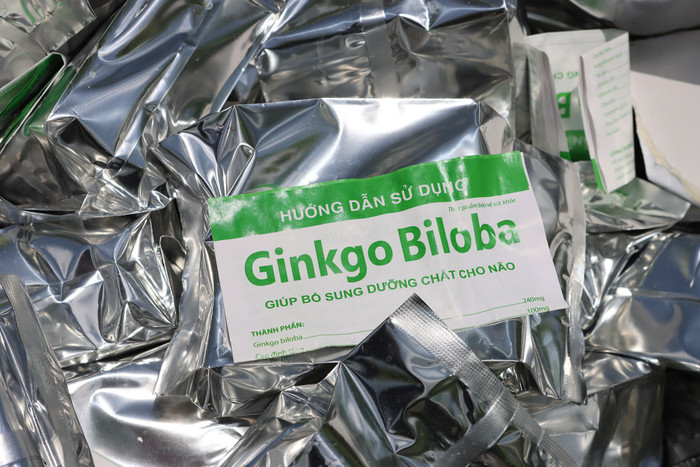 Lãnh đạo xã Phong Phú cho biết thêm, bước đầu ghi nhận số thuốc và thực phẩm chức năng bị đổ có dấu hiệu nghi là hàng giả. Hiện xã đang phối hợp cùng Phòng Cảnh sát kinh tế (PC03) Công an TP HCM để thu thập chứng cứ và gửi đi kiểm định.