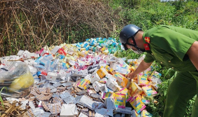 Ngoài số lượng bị đổ trộm, lực lượng chức năng còn phát hiện một khu vực rộng khoảng 20 mét vuông có dấu vết bị đốt cháy hoàn toàn. Ảnh: VNE