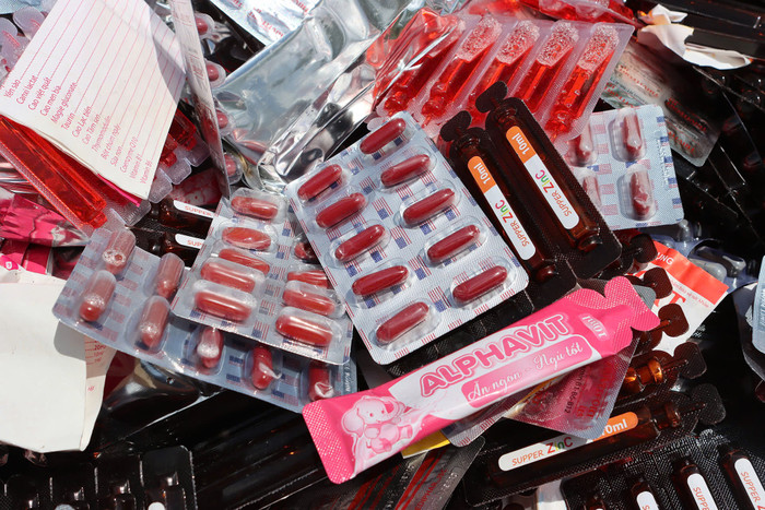 Một nguồn tin của Tuổi Trẻ Online tại hiện trường cho biết công tác thống kê, kiểm đếm vẫn đang tiếp tục do số lượng sản phẩm bị vứt bỏ khá lớn. Công an xã đã tiến hành ghi nhận ban đầu và báo cáo cho Công an thành phố để phối hợp điều tra, làm rõ vụ việc. Ảnh: VietNamNet