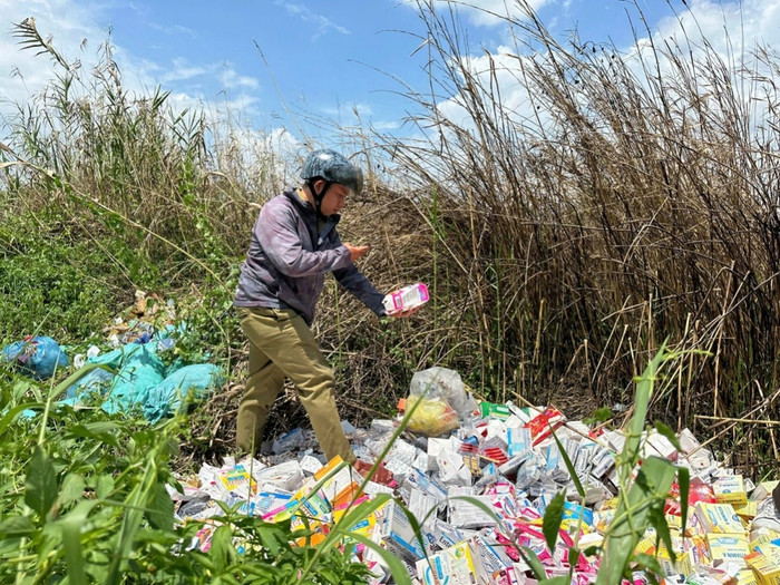 Theo thông tin từ địa phương, vào khoảng 11 giờ trưa cùng ngày, người dân trình báo việc phát hiện nhiều hộp thuốc và thực phẩm chức năng bị đổ bỏ trong khuôn viên dự án khu công nghiệp Phong Phú. Ảnh: VOV