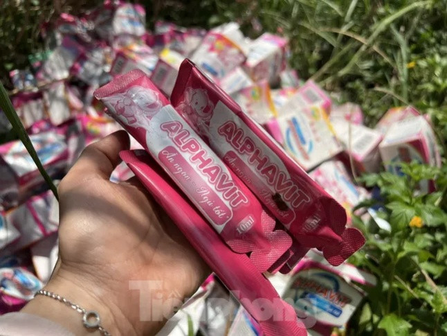 Kết quả kiểm tra cho thấy có ít nhất năm điểm có dấu vết vứt bỏ thuốc và thực phẩm chức năng. Tổng khối lượng ban đầu ghi nhận vào khoảng hơn 50 ký. Các sản phẩm này được đóng hộp, đóng vỉ, gồm nhiều loại khác nhau như Nattobet Q10, Cevinton Forte, Homrqmin Ginseng, Ginlobil, Vitamin A D, yến sào, Anpha B3... Ảnh: Tiền Phong