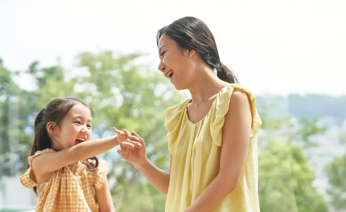 Cha mẹ khôn ngoan là biết chia sẻ câu chuyện cá nhân của con đúng cách (Ảnh minh hoạ).