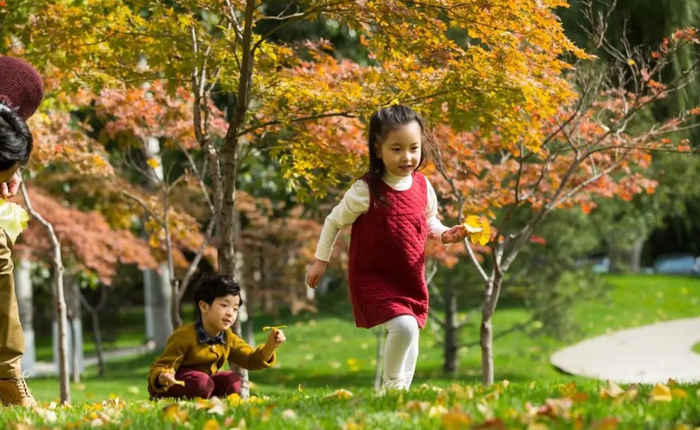 Bạn đừng nghĩ trẻ còn nhỏ mà tuỳ tiện chia sẻ câu chuyện riêng tư của con với người ngoài (Ảnh minh hoạ).