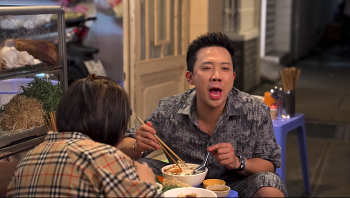 Trấn Thành thường xuyên review ẩm thực trên kênh YouTube cá nhân. (Ảnh chụp màn hình YouTube)