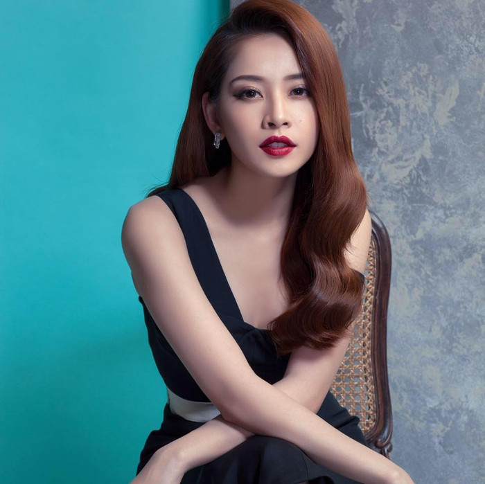 Chi Pu lần đầu ra mắt MV đầu tay gây tranh cãi năm 2017 - khoảnh khắc khởi đầu cho hành trình “đi hát” đầy thử thách - (Ảnh: FBNV).