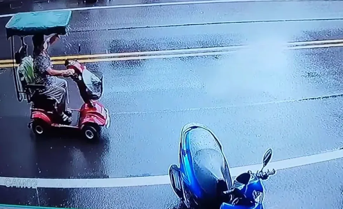 Chuyện thật như đùa: Cụ bà lái xe điện đâm ngã xe máy rồi... bỏ trốn Ảnh 1