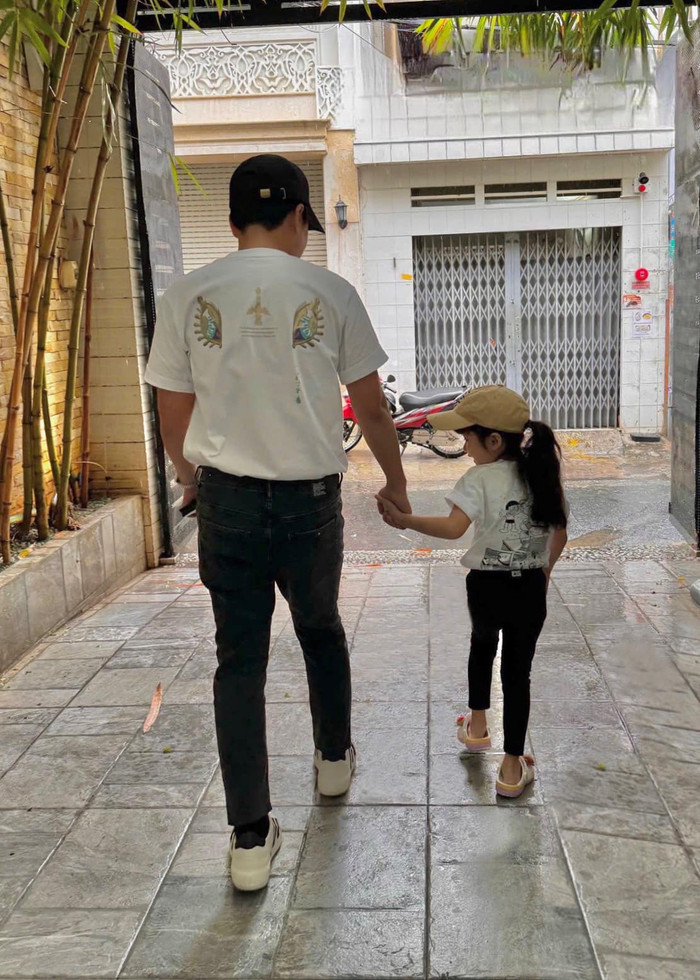 Trường Giang được yêu thích với hình ảnh người bố hết lòng yêu thương con. (Ảnh FBNV)
