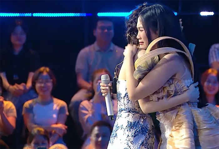 Khoảnh khắc Phương Mỹ Chi ôm lấy Mỹ Tâm trên sân khấu Vietnam Idol 2023 'hot' trở lại. (Ảnh chụp màn hình chương trình)