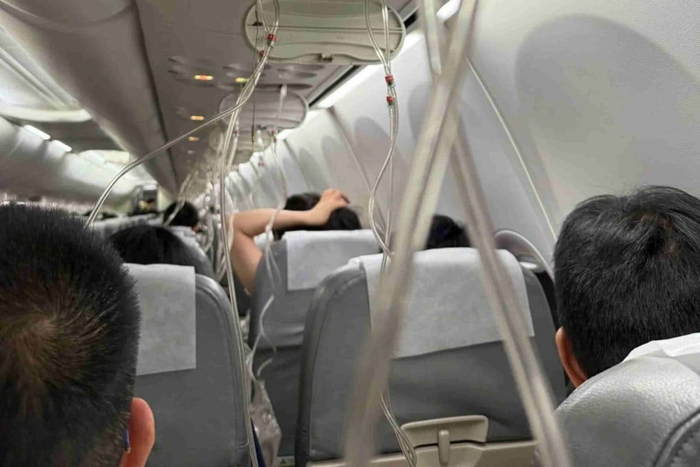 Khoảnh khắc kinh hoàng bên trong chiếc máy bay thời điểm gặp sự cố. (Ảnh: Weibo)