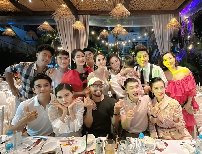Vợ chồng Thanh Trúc vui mừng chụp ảnh cùng bạn bè trong tiệc thôi nôi của con gái. Ảnh: Facebook Lê Phương