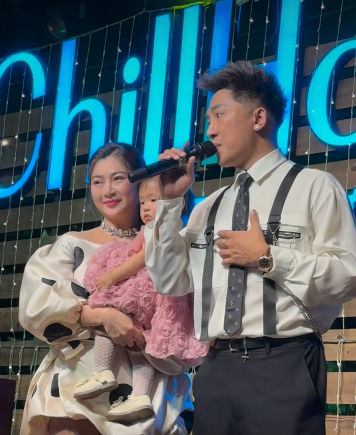 Thanh Trúc lộ rõ vẻ hạnh phúc khi Châu Khải Phong chia sẻ cảm xúc trong tiệc thôi nôi của con gái Thư Kỳ. Ảnh: Facebook Đặng Trọng Minh Châu