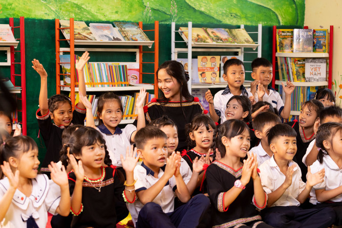 H'Hen Niê thực hiện nhiều hoạt động thiện nguyện để góp phần xây dựng quê hương. Ảnh: FBNV
