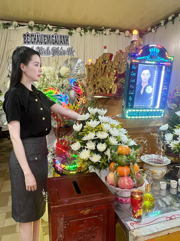 Người mẫu Phan Thị Mơ cũng kịp về Cà Mau đưa tiễn người đồng nghiệp lần cuối. (Ảnh: FB Phan Thị Mơ)
