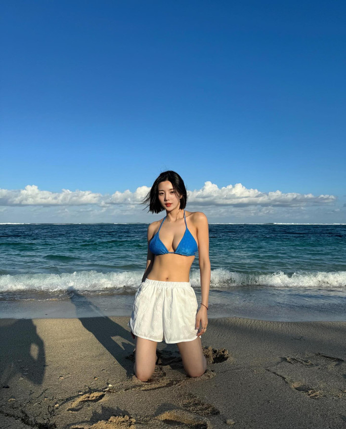 Ảnh đời thường 'bỏng mắt' của nữ ca sĩ gợi cảm nhất nhì Hàn Quốc Ảnh 3