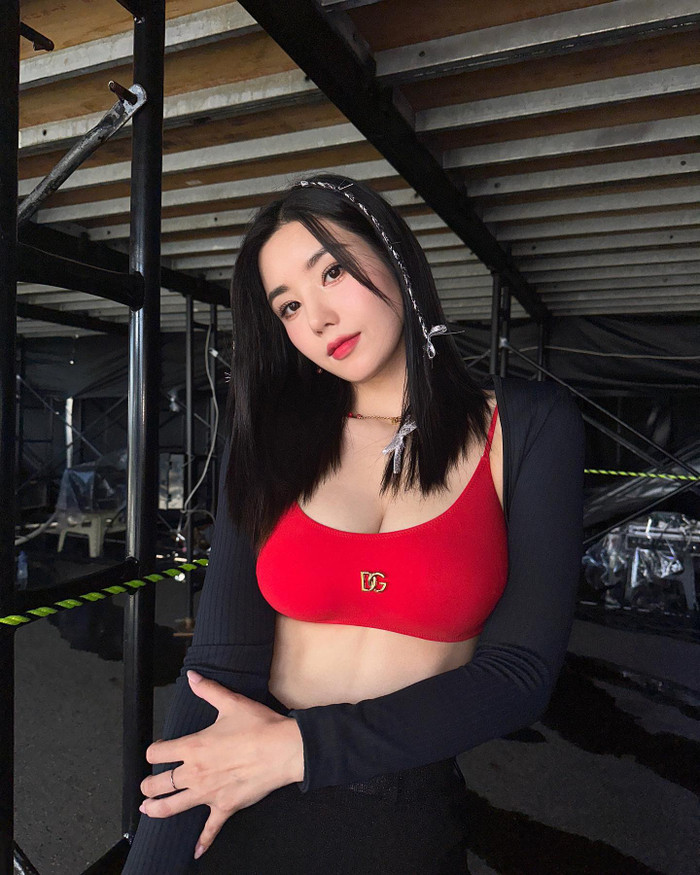 Ảnh đời thường 'bỏng mắt' của nữ ca sĩ gợi cảm nhất nhì Hàn Quốc Ảnh 5