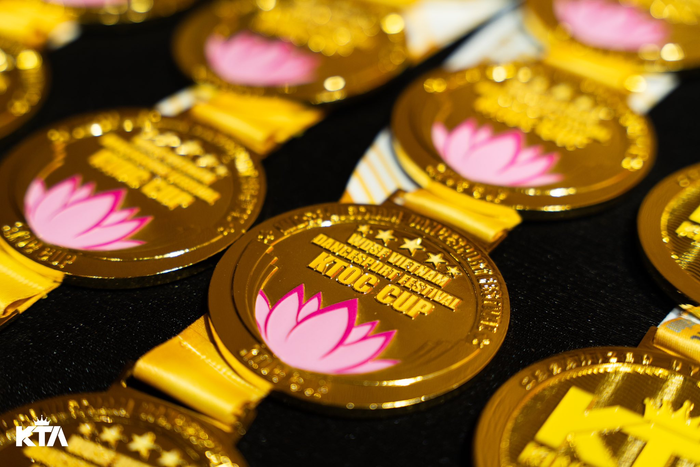 Huy chương của Vietnam Dancesport Festival 2025 được chạm khắc tinh xảo, mang biểu tượng hoa sen - quốc hoa của Việt Nam. 