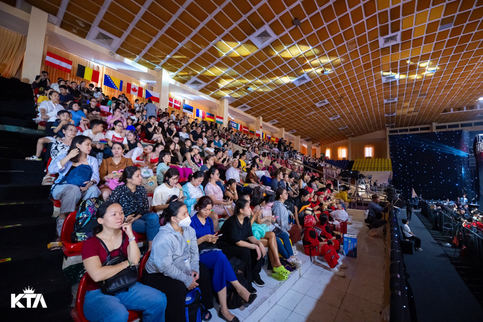 Đông đảo khán giả, cổ động viên phủ kín nhà thi đấu để tiếp thêm sức mạnh cho các vận động viên tuyển dancesport Việt Nam tranh tài ở giải đấu lần này. 